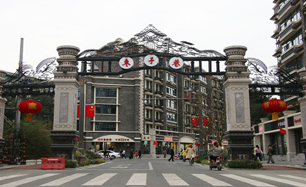 5G基站、紅綠燈等與路燈合桿，讓成都這個(gè)特色街區(qū)更有特色